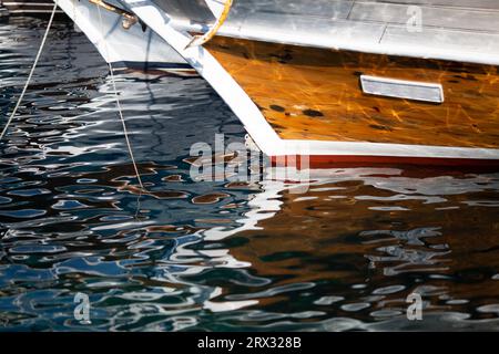 Moderne Schiffe, Yachten im Meer, Nahaufnahme. Hochwertige Fotos Stockfoto