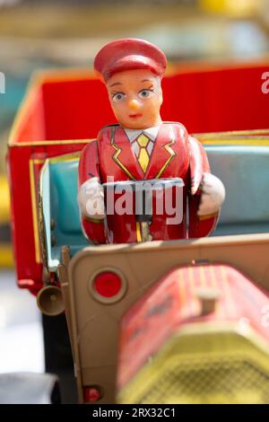 Italien, Lombardei, Flohmarkt, Old Tin Car Driver Stockfoto