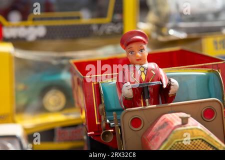 Italien, Lombardei, Flohmarkt, Old Tin Car Driver Stockfoto