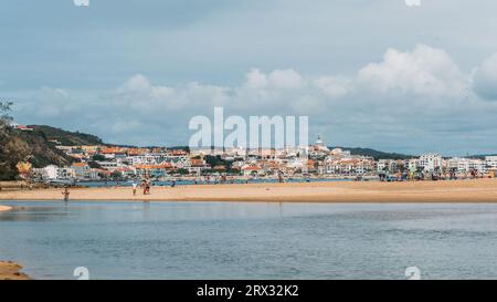 Blick auf den Strand Sao Martinho do Porto, einen breiten weißen Sandstrand, umgeben von Dünen in einer abgelegenen Bucht, Oeste, Portugal, Europa Stockfoto