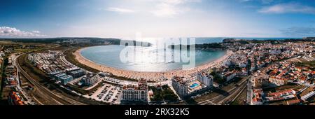 Panoramaaussicht aus der Vogelperspektive auf die Bucht von Sao Martinho do Porto, geformt wie eine Jakobsmuschel mit ruhigem Wasser und feinem weißen Sand, Oeste, Portugal, Europa Stockfoto