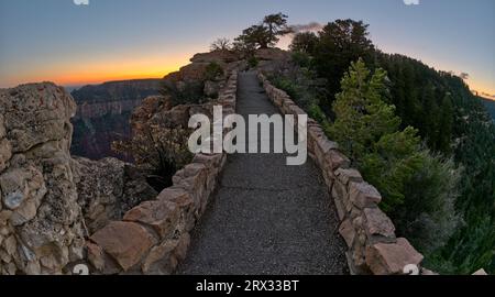 Der gepflasterte Weg zwischen Bright Angel Point und dem Besucherzentrum am Grand Canyon North Rim in Twilight, Grand Canyon National Park, Arizona Stockfoto