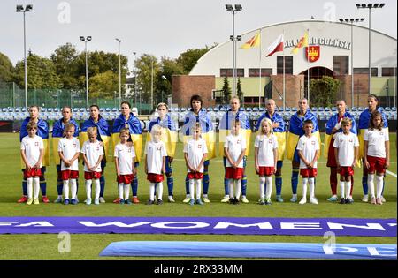 Starogard Gdanski, Polen. September 2023. STAROGARD GDANSKI, POLEN - 22. SEPTEMBER 2023 - Spieler der Ukraine stellen sich vor dem Spiel der UEFA Women's Nations League B Gruppe B3 gegen Serbien im Stadion Miejski im. Kazimierza Deyny in Starogard Gdanski, Polen. Quelle: Ukrinform/Alamy Live News Stockfoto