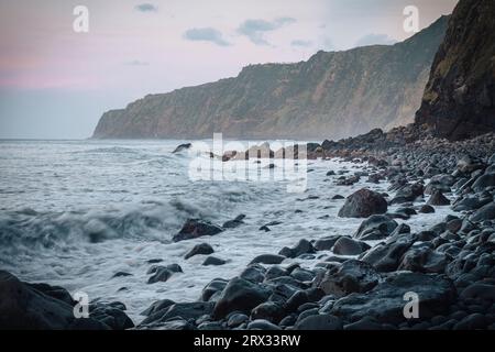 Felsige Küste von Porto de Pescas da Achada auf der Insel Sao Miguel, Azoren, Portugal, Atlantik, Europa Stockfoto