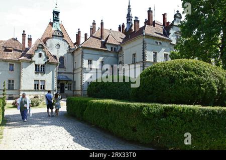 Nicht exklusiv: KARPATY, UKRAINE - 13. SEPTEMBER 2023 - der Palast der Grafen Schönborn, ein architektonisches Denkmal von nationaler Bedeutung, erbaut 1890- Stockfoto