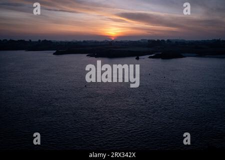 Frankreich, Bretagne, Saint-Malo le 2021-12-22. La Pointe de la Varde au leve du soleil en fin d'automne avec un Panorama ausser der Cote d'Emerau Stockfoto