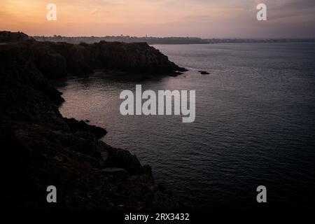 Frankreich, Bretagne, Saint-Malo le 2021-12-22. La Pointe de la Varde au leve du soleil en fin d'automne avec un Panorama ausser der Cote d'Emerau Stockfoto