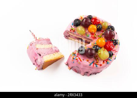 Kuchen mit Heidelbeeren. Ein kleines Stück davon geschnitten. Auf weißem Hintergrund, nicht isolieren. Hochwertige Fotos Stockfoto