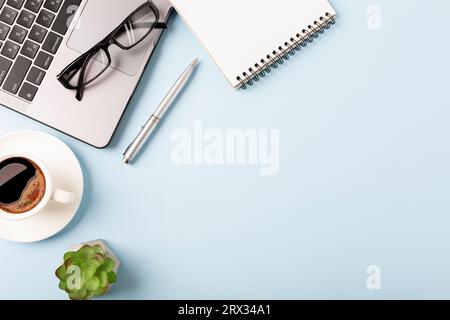 Büroarbeitsplatz und Büroobjekte vor blauem Hintergrund. Flache Darstellung von oben mit Kopierraum für Ihren Text. Hochwertige Fotos Stockfoto