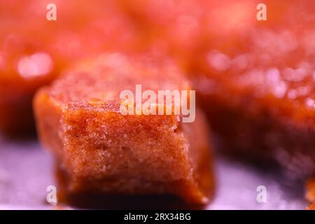 Traditioneller Cane Sugar Cube Auf Dem Tisch Stockfoto