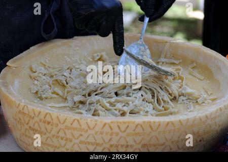 Käserad Pasta, Pasta im Käserad kochen, Parmesan-Käserad mit Pasta Stockfoto