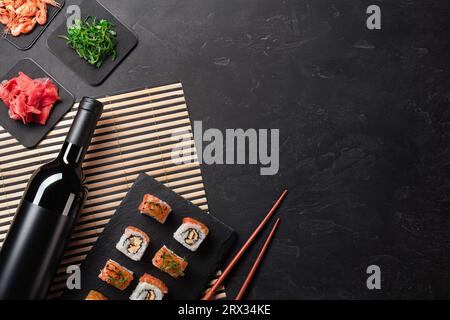 Eingestellt von Sushi und Maki mit einer Flasche Wein auf Tisch aus Stein. Ansicht von oben mit der Kopie. Stockfoto