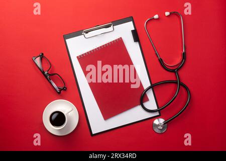 Stethoskop in Ärzte Schreibtisch mit Tablet und Kaffee Tasse. Ansicht von oben mit Platz für Ihren Text. Stockfoto