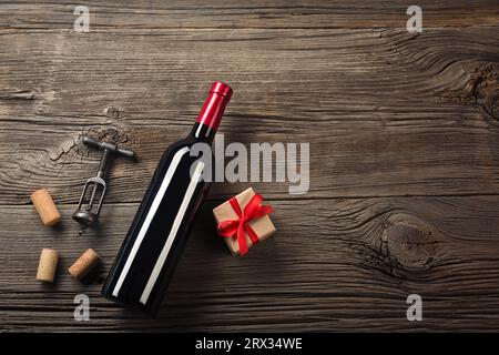 Urlaub Abendessen mit Rotwein und Geschenk im rustikalen, mit Holz in Flach anzeigen Stockfoto