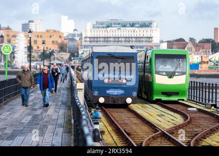 Alte und neue Züge am Southend Pier an der Durchfahrtschleife. Southend on Sea, Essex, Großbritannien, Besucherattraktion mit Wanderern. Diesel und elektrisch Stockfoto