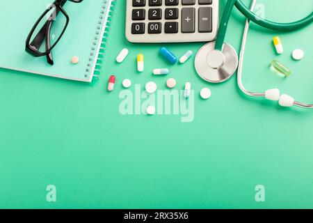 Medizinisches Konzept mit verschiedenen Medikamenten und Rechner auf blauem Hintergrund. Hochwertige Fotos Stockfoto