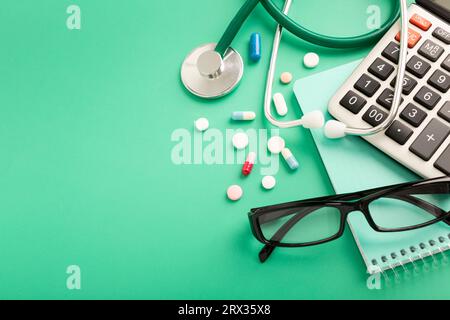 Medizinisches Konzept mit verschiedenen Medikamenten und Rechner auf blauem Hintergrund. Hochwertige Fotos Stockfoto