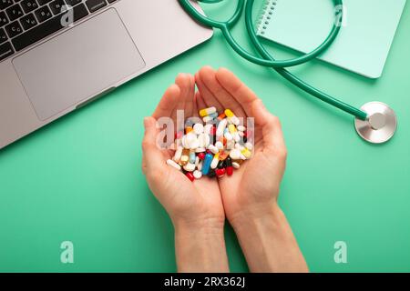 Handhaltepillen und Kapseln. Hochwertige Fotos Stockfoto