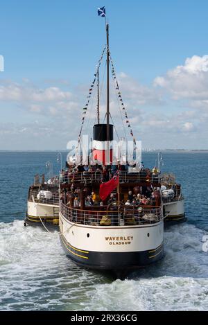 Paddle Steamer Waverley hielt am Southend Pier, um Passagiere für eine Flussfahrt rund um die Themse-Mündung abzuholen. Sie segeln weg Stockfoto