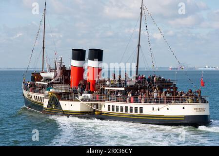 Paddle Steamer Waverley hielt am Southend Pier, um Passagiere für eine Flussfahrt rund um die Themse-Mündung abzuholen. Sie segeln weg Stockfoto