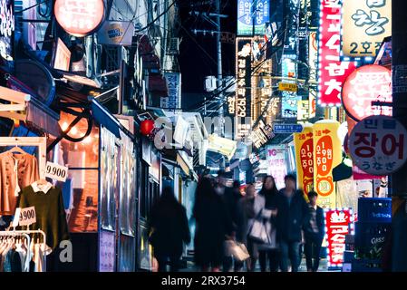 Eine geschäftige Straßenszene bei Nacht in Seouls Studentenviertel, Seoul, Südkorea, Asien Stockfoto