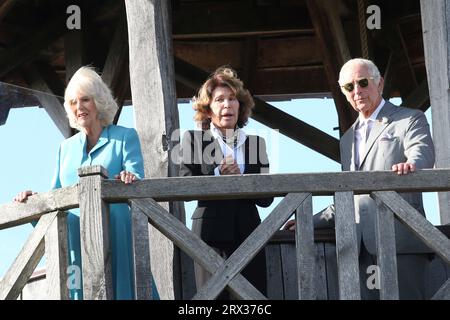 Martillac, Frankreich. September 2023. Großbritanniens König Charles und Königin Camilla, Zentrum, Tour mit Besitzer Florence Cathiard, Zentrum, das Chateau Smith Haut Lafitte, ein Grand Cru classé de Graves, ein Weinberg, der für seine nachhaltige Herangehensweise an die Weinherstellung bekannt ist, Freitag, 22. September 2023 in Martillac, außerhalb von Bordeaux, Südwestfrankreich. Foto von Bob Edme/Pool/ABACAPRESS.COM Credit: Abaca Press/Alamy Live News Stockfoto