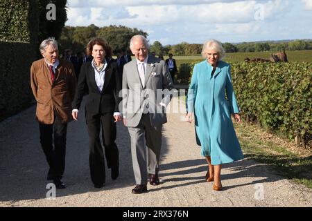 Martillac, Frankreich. September 2023. Großbritanniens König Charles und Königin Camilla, rechts, Tour mit den Besitzern Florence und Daniel Cathiard, links, das Chateau Smith Haut Lafitte, ein Grand Cru classé de Graves, ein Weinberg, der für seine nachhaltige Weinherstellung bekannt ist, Freitag, 22. September 2023 in Martillac, außerhalb von Bordeaux, Südwestfrankreich. Foto von Bob Edme/Pool/ABACAPRESS.COM Credit: Abaca Press/Alamy Live News Stockfoto