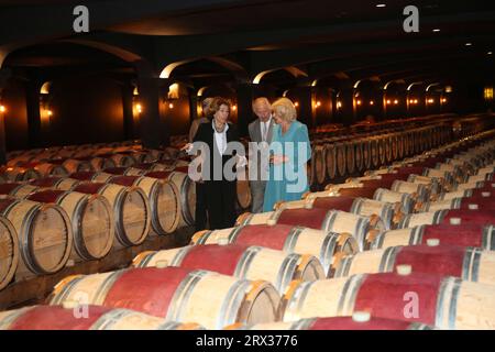 Martillac, Frankreich. September 2023. Großbritanniens König Karl III. Und Königin Camilla, rechts, hören Sie den Besitzern Florence und Daniel Cathiard zu, während sie das Chateau Smith Haut Lafitte besichtigen, ein Grand Cru classé de Graves, ein Weinberg, der für seine nachhaltige Weinherstellung bekannt ist, Freitag, 22. September 2023 in Martillac, außerhalb von Bordeaux, Südwestfrankreich. Foto von Bob Edme/Pool/ABACAPRESS.COM Credit: Abaca Press/Alamy Live News Stockfoto