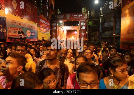 Kolkata, Westbengalen, Indien - 4h Oktober 2022: Hinduistische Anhänger versammelten sich auf der geschmückten und beleuchteten Straße während der Durga-Puja-Festivalnacht. Stockfoto