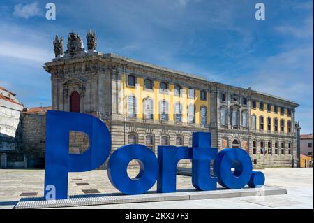 Centro Portugues de Fotografia in Porto, mit großen blauen Porto Zeichen im Vordergrund. Ursprünglich ein Gefängnis. Stockfoto