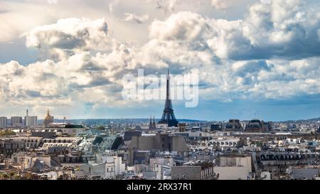 Blick über die Dächer in Paris, Frankreich, vom Centre Pompidou in Richtung Westen zum Eiffelturm, Gustave Eiffels Wahrzeichen der schmiedeeisernen Struktur Stockfoto