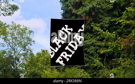 Black friday-Aktion auf der Flagge vor Bäumen im Freien, kostenloser Kopierplatz, Shopping, Bargaign, Herbstangebot Stockfoto