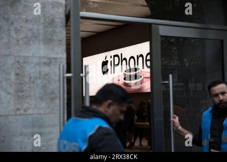 Berlin, Deutschland. September 2023. Am Kurfürstendamm, einer der berühmtesten Straßen Berlins, schlängelte sich am 22. September 2023 eine Schlange engagierter Apple-Fans um den Block. Ihr Ziel: Als einer der ersten in Deutschland das neue iPhone 15 und iPhone 15 Pro in die Hand zu nehmen. (Foto: Michael Kuenne/PRESSCOV/SIPA USA) Credit: SIPA USA/Alamy Live News Stockfoto