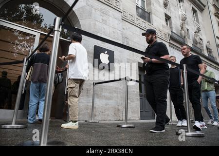 Berlin, Deutschland. September 2023. Am Kurfürstendamm, einer der berühmtesten Straßen Berlins, schlängelte sich am 22. September 2023 eine Schlange engagierter Apple-Fans um den Block. Ihr Ziel: Als einer der ersten in Deutschland das neue iPhone 15 und iPhone 15 Pro in die Hand zu nehmen. (Foto: Michael Kuenne/PRESSCOV/SIPA USA) Credit: SIPA USA/Alamy Live News Stockfoto