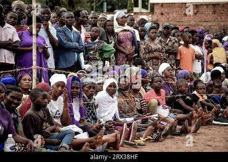 Anhänger der tansanischen Oppositionspartei ACT Wazalendo nach der politischen Kundgebung der Partei in der Region Kigoma am 18. März 2023 Stockfoto