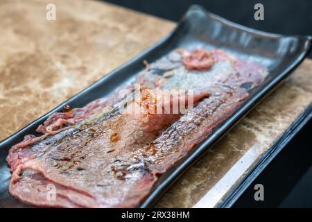 Gegrilltes Wagyu-Rindfleisch-Sushi mit fliegendem Fischrogen oder Tobiko auf dem Teller Stockfoto