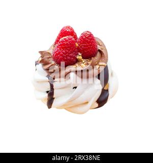 Mini-pavlova-Kuchen mit Schokoladencreme, frischen Himbeeren und Pistazien isoliert auf weißem Hintergrund, Kopierraum, Nahaufnahme Stockfoto