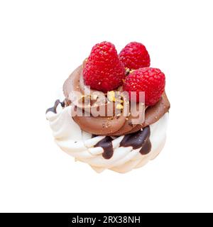 Mini-pavlova-Kuchen mit Schokoladencreme, frischen Himbeeren und Pistazien isoliert auf weißem Hintergrund, Kopierraum, Nahaufnahme Stockfoto