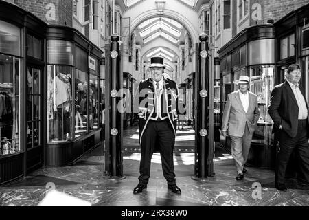 Am Eingang der Burlington Arcade in London steht ein Beadle in traditioneller Tracht. Stockfoto