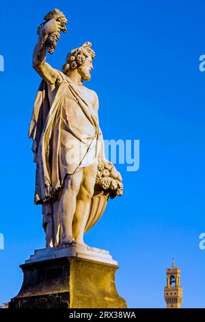 Herbststatue, Ponte Santa Trinita, Florenz (Florenz), Turm des Palazzo Vecchio, UNESCO-Weltkulturerbe, Toskana, Italien, Europa Stockfoto