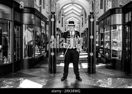 Am Eingang der Burlington Arcade in London steht ein Beadle in traditioneller Tracht. Stockfoto