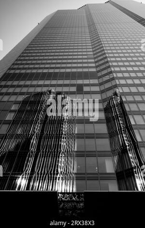 Das 22 Bishopsgate Building mit einer Reflexion des nahegelegenen Tower 42, City of London, London, UK. Stockfoto