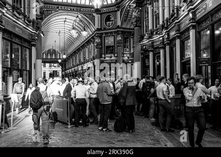 Büroangestellte genießen After-Work-Drinks in Leadenhall Market, London, UK. Stockfoto