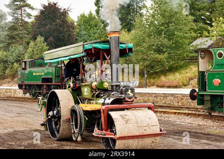 Boat of Garten Steam Rallye eine Zugmaschine mit vollem Rauch unterwegs Stockfoto