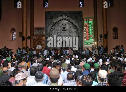 Srinagar, Indien. September 2023. 22. September 2023, Srinagar Kaschmir, Indien: Der leitende Separatistenführer Mirwaiz Umar Farooq hält eine Freitagspredigt in der Großen Moschee (Jamia Masjid) in der Altstadt von Srinagar. Mirwaiz Umar Farooq, der Leiter der Hurriyat-Konferenz, wurde am Freitag, vier Jahre nach seiner Inhaftierung im Zuge der Streichung von Artikel 370 der Verfassung im August 2019, aus dem Hausarrest entlassen. Am 22. September 2023 in Srinagar Kaschmir, Indien. (Foto Von Firdous Nazir/Eyepix Group) Credit: Eyepix Group/Alamy Live News Stockfoto