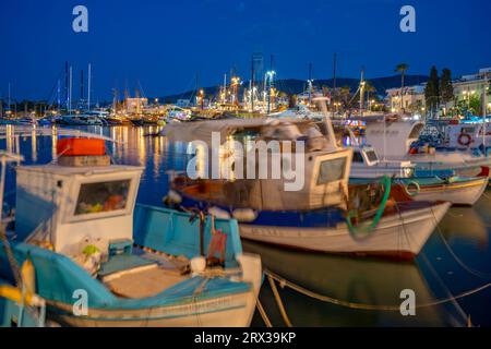 Blick auf den Hafen in Kos Stadt bei Dämmerung, Kos, Dodekanesisch, griechische Inseln, Griechenland, Europa Stockfoto