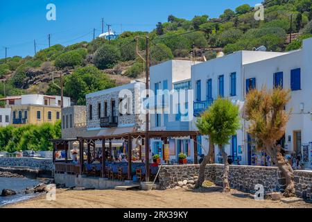 Blick auf den kleinen Strand und die Geschäfte in der Stadt Mandraki, Mandraki, Nisyros, Dodekanes, griechische Inseln, Griechenland, Europa Stockfoto