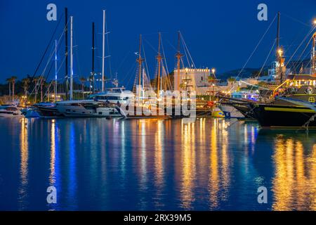 Blick auf den Hafen in Kos Stadt bei Dämmerung, Kos, Dodekanesisch, griechische Inseln, Griechenland, Europa Stockfoto