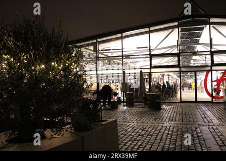 Kopenhagens beliebter Marktplatz Torvehallerne zu Weihnachten. Der Lebensmittelmarkt befindet sich in der Nähe des Bahnhofs Nørreport in Kopenhagen, Dänemark. Es wurde vom Architekten Hans Hagens entworfen und im September 2011 eröffnet. Stockfoto