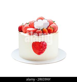 Valentinstag-Konzept. Kuchen in Herzform. Rotes Herz, Streusel, Erdbeeren und Macarons auf der Oberseite. Isoliert auf weißem Hintergrund Stockfoto